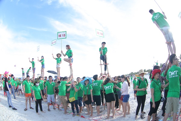 Tổ chức team building ở biển có lợi thế gì?