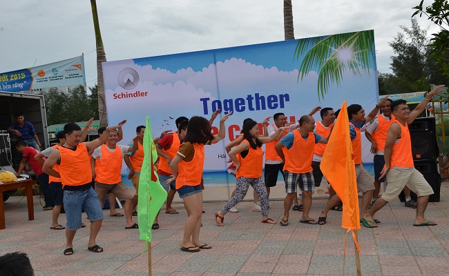 Team bãi biển đoàn Schindler tại Hải Tiến